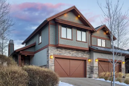 Blue Skies Lakeside Family-friendly Getaway w/ Hot Tub & BBQ