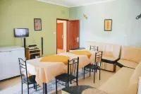 Melon Hut Guest House Hotels in Bondo