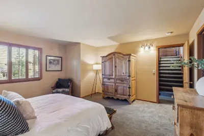 Spacious 4BR Cabin in Northstar – Family Retreat Near Skiing, Golf & Village! Hôtels à proximité de : Patton Beach