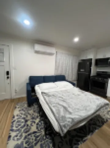 Charming 1-bedroom house with WiFi and kitchen in Santa Clarita