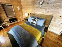Secluded mountain top cabin with amazing views and hot tub!