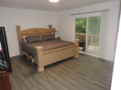MOUNTAIN GOLF! Charming 3-bedroom house in Spruce Pine with WiFi and AC .