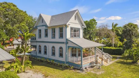 Waterfront Storybook Loft in downtown  Stuart