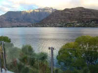 3 LEVEL LAKESIDE LUXURY, SPA BATH, INTERNAL GARAGE