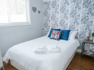 Riverside Blue… Your cozy guesthouse for all things Muskoka! Hotels near Rotary Centennial Gardens