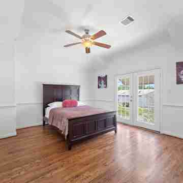 Nice Villa in Downtown /Heights/Northside/ 7 bed, 4 bedroom, 2.5 bath Rooms