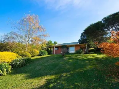Tara Cottage - pet friendly Hotels near Lake Daylesford Park