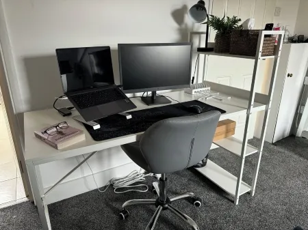 A Cozy City Hideaway – 5 Mins to Town & Station!