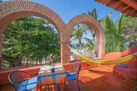 Beachside Casita, new and secure in lovely, quiet north side neighborhood.