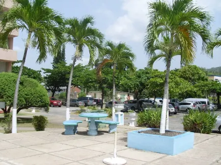 Luxurious beach  front self-catering apartment in the heart of Ocho Rios Jamaica Отели рядом с достопримечательностью «Тертл Ривер Фолс & Гарденс»