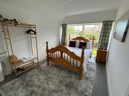 10 mins from the beach and one of the finest Links Golf Courses in Scotland.