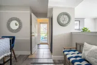 Bright and beautiful 2 bedroom minutes to ocean & shopping