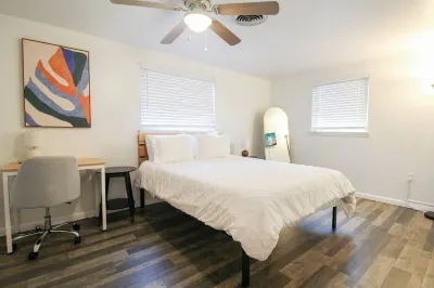 10 mins from Venice Beach & Downtown w/ 2 beds 1 bath