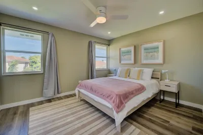 Beautiful beachfront apartment on Seven Mile Beach!