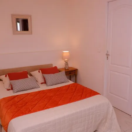 Nice studio, spacious, air-conditioned, near village, sea view in small residence.