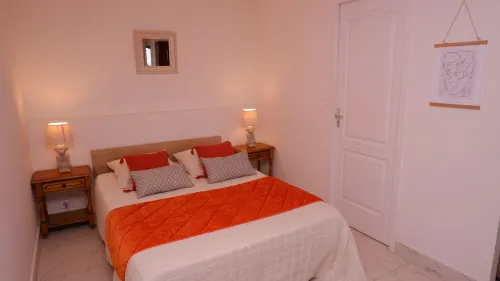 Nice studio, spacious, air-conditioned, near village, sea view in small residence.