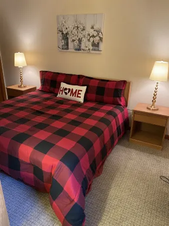 Spacious cozy bedroom with pvt. full bath. Walking distance to Mt Snow ski lifts