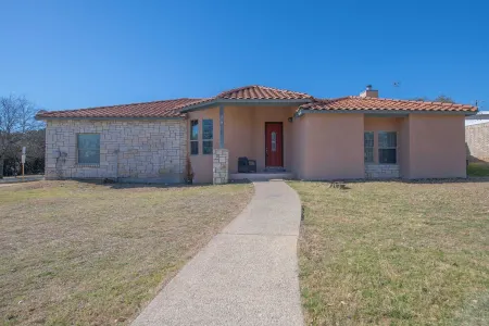 Custom built Tuscan beauty 4br3ba 12+guests; 5min drive to Dana Peak park & lake Отели в г. Харкер Хайтс