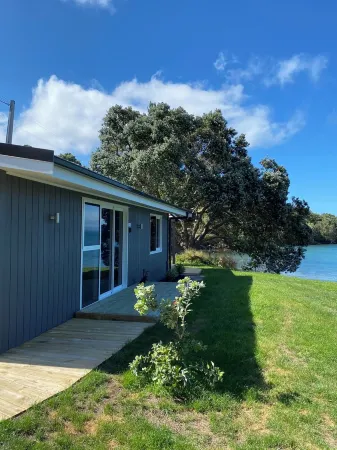 ‘BAYHAVEN’ on the waters edge at beautiful McKenzie Bay, Whangarei Heads
