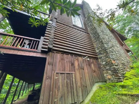 Cashiers Creek Front True Log 4,300 Sqft Mountain Lodge, EV Charger + FiberOptic