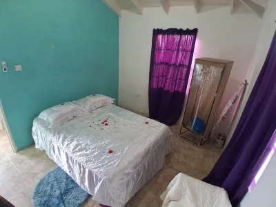 A Breezy hideaway, 10 mins from the largest town and beach. Hotels in 