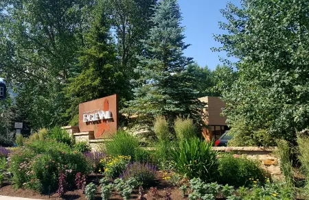 Welcoming & Comfortable Townhome Great Multi-Level Layout