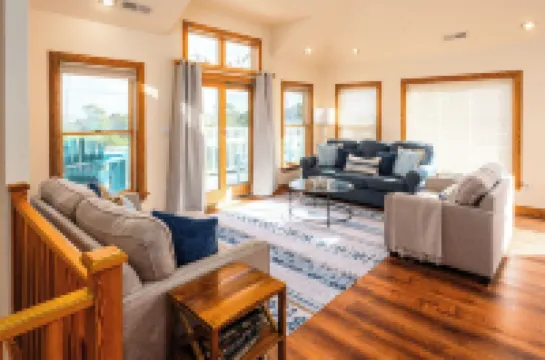 Salty Paws. Pet Friendly. Minutes to Beach. Horizon Ocean Views.