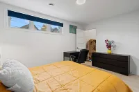 Chic Condo ! 15 Mins from Downtown Montreal: Pool and BBQ Hotels near Pratt & Whitney Canada