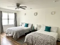 Comfy, Clean & Spacious w/2 TVs, parking, laundry Caffe Calabrese附近的飯店