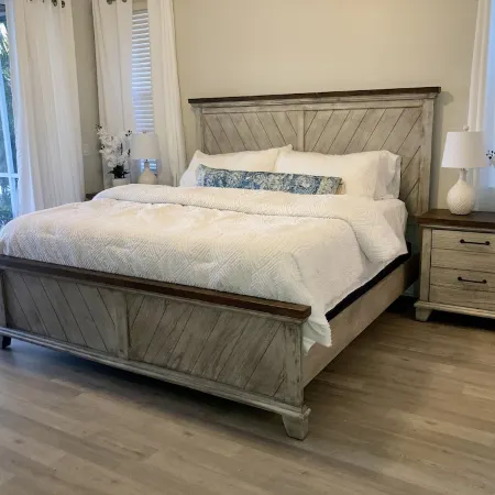8 Minute Walk to Beach Luxury 4 Bdrm Waterfront home -salt water heated Pool