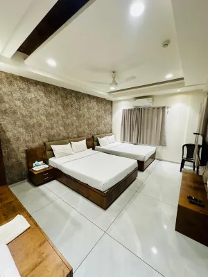 Hotel TrushaDham Near to Mahalaxmi Temple Kolhapur Hotel in zona Mahalaxmi Temple Perking Closest