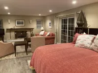 Large studio apartment w/ views. Close to beaches Gibb's Hill Lighthouse附近的飯店
