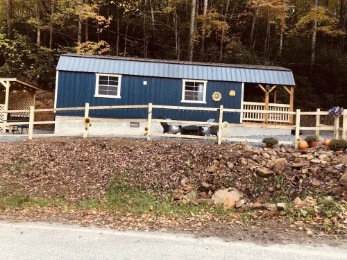 Whistling Holler Cabins "Jessie's Patch"