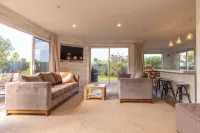 Stunning Surfers 4 Bedroom Beach House Hotel a Waihi Beach