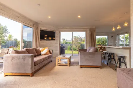 Stunning Surfers 4 Bedroom Beach House Отели рядом с достопримечательностью «Tasman Holiday Parks - Waihi Beach»