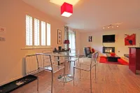 The Old Stables - Contemporary Cottage Surrounded by Woodland and Vineyards