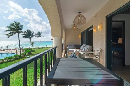 Modern Oceanfront Condo both Gorgeous & Sleek, 2 bds & 2 Bths. Pool w/ Snack Bar
