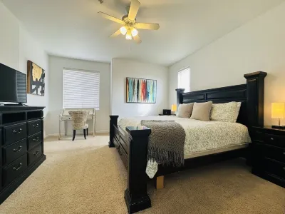 Modern 3 Bedroom Townhome, 3.5 Bathrooms, 2 Cars Garage with Level 2 EV Charging Hotel in zona Council Tree Library