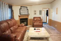 Altmar Rental on Salmon River and C5A Snowmobile Trails, huge private yard space Hotels in Altmar