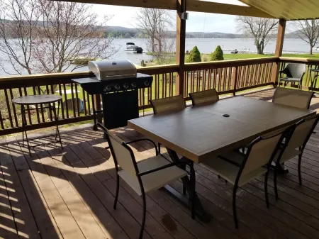 Book for summer fun at Eagles Cove on Lamoka !! Lake steps away