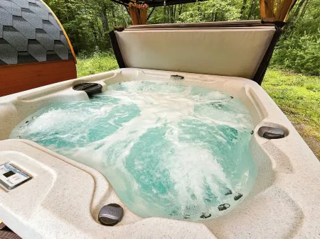 The Cozy Getaway Cabin w/Hot Tub-Sauna-WiFi on ATV trails near Lake Arbutus