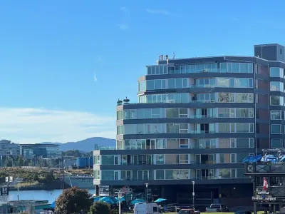 Spectacular Waterfront Executive Suite! Hotels in Inner Harbour