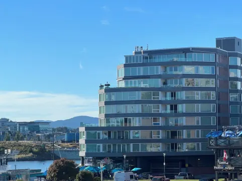 Spectacular Waterfront Executive Suite!
