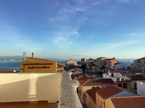 Seaview cozy penthouse 300m walk to the beach, large terrace. Center Village.