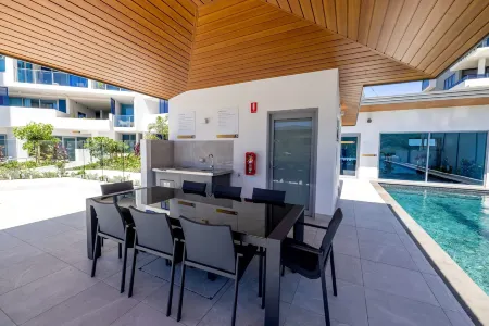 3BR Lux Beachfront Escape - Pool Gym King bed