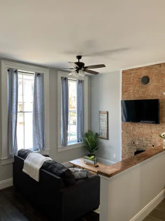 Canary Cottage in the Heart of MainStrasse Village