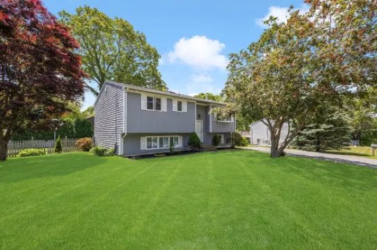 Gorgeous home with 5 Queen beds near Bonnet shores. Walk to beach/ narrow river Hotels in Narragansett