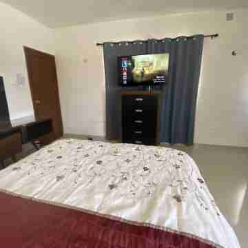 300MB/S Wifi with an amazing pool 3 Bed 2.5bath house Rooms