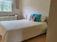 Charming 3 bedroom villa with pool, only 4 minutes walk to the beach โรงแรมใน