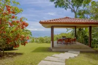 Ocean view home in Dominical w/ pool & WiFi / 8p